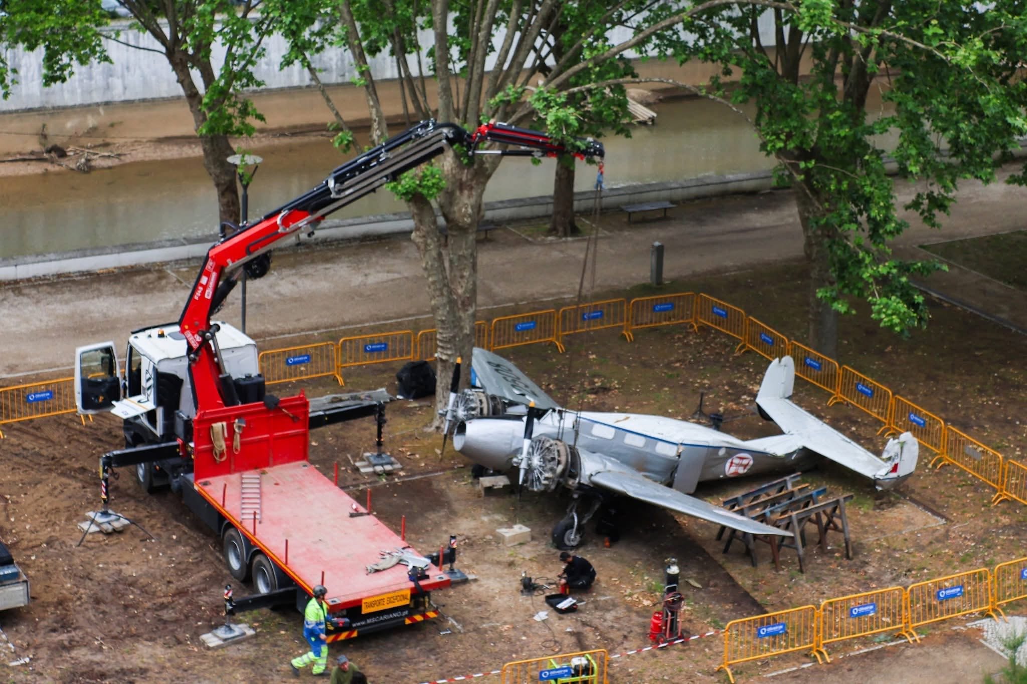 Grua Fassi F545RA.2.7 participa na remoção do histórico avião do Parque do Avião, em Leiria